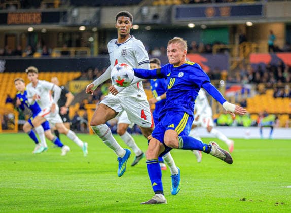 England Under 21 v Kazakhstan Under 21 UEFA EURO, EM, Europameisterschaft,Fussball U21, U 21 2027 Qualifiers Yan Trufanov of Kazakhstan Under 21 clears the ball whilst under pressure from Josh Acheampong of England Under 21 during the UEFA Euro U21 2027 Qualifiers match at Molineux, Wolverhampton 25 09 2026 UK Newspapers OUT Copyright: xBenxCookx FIL-23997-0017