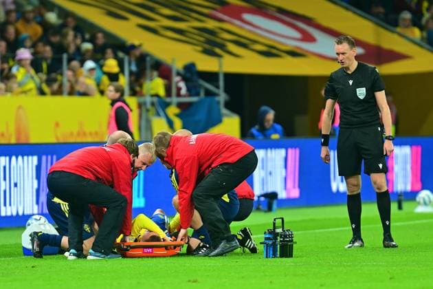 Strawberry Arena SOLNA, SWEDEN - SEPTEMBER 25: Emil Holm of Sweden is carried the pitch with what looks like a foot injury during the UEFA Nations League match between Sweden and Romania at Strawberry Arena on September 25, 2026 in Solna, Sweden. (Peter Sonander SPP) Copyright: xPeterxSonander SPPx spp-en-PeSo-20260925_SPP_PeterSonander_0084