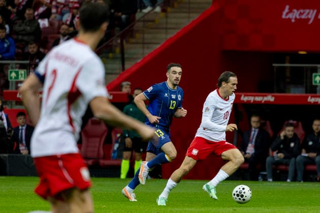 Poland - Bosnia and Herzegovina 25.09.2026 football, Warsaw, PGE National Stadium, UEFA Nations League B Group B4 (pilka nozna, Warszawa, Liga Narodow ) game , match Poland - Bosnia and Herzegovina image shows: Ivan Basic (C) Piotr Zielinski R() photo Katarzyna Plewczynska Fotostyk Copyright: xKatarzynaxPlewczynskax KAPL2462