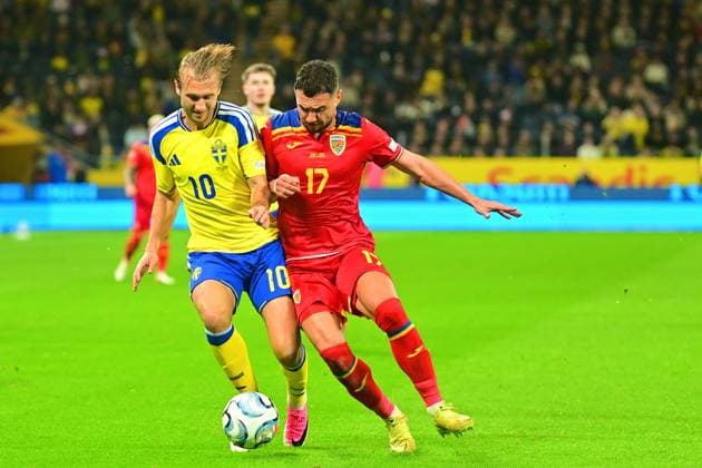 Strawberry Arena SOLNA, SWEDEN - SEPTEMBER 25: Benjamin Nygren of Sweden and Vladimir Screciu of Romania in a battle for the ball during the UEFA Nations League match between Sweden and Romania at Strawberry Arena on September 25, 2026 in Solna, Sweden. (Peter Sonander SPP) Copyright: xx spp-en-PeSo-20260925_SPP_PeterSonander_0355