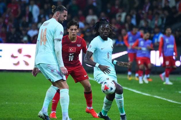 France s players Adrien Rabiot (L) and Manu Kone (R) with Turkiye s player Arda Guler (C) during the UEFA Nations League soccer match between Turkiye and France in Kocaeli, Turkiye, 25 September 2026. ( Copyright: FatihxErdogdux-xDepoxPhotos) 19255854