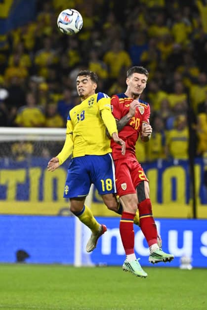 STOCKHOLM, SWEDEN 20260925 Sweden s Yasin Ayari and Romania s Dennis Man during the Nations League soccer match, League B Group 4, between Sweden and Romania at Strawberry Arena, Stockholm, Sweden, September 25, 2026 STOCKHOLM SWEDEN x10090x  Copyright: xClaudioxBresciani TTx NATIONS LEAGUE SWEDEN-ROMANIA