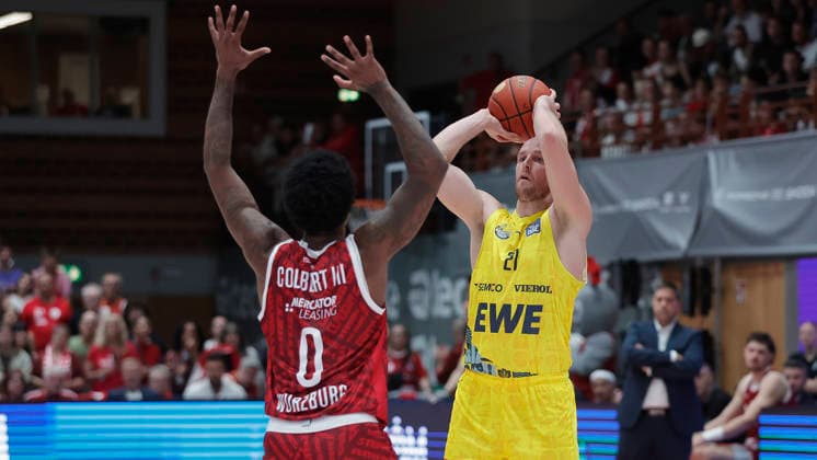 Pictured from left: Eddie Colbert III of the Würzburg Baskets (0) against Seth Hinrichs of the EWE Baskets Oldenburg (21) with the ball on September 25, 2026, Fitness First Würzburg Baskets vs. EWE Baskets Oldenburg, easyCredit BBL, Matchday 2, Germany, 97072, tectake Arena Würzburg, Copyright: HMBxMedia xJulienxBecker