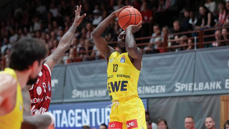 Pictured from left: Eddie Colbert III of the Würzburg Baskets (0) against JaQualyn Gilbreath of the EWE Baskets Oldenburg (13) on a three-point shot, September 25, 2026, Fitness First Würzburg Baskets vs. EWE Baskets Oldenburg, easyCredit BBL, Matchday 2, Germany, 97072, tectake Arena Würzburg, Copyright: HMBxMedia xJulienxBecker