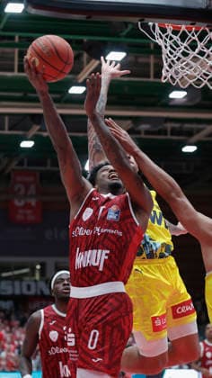 Pictured from left: Eddie Colbert III of the Würzburg Baskets, 0, making a layup against Tylan Pope of the EWE Baskets Oldenburg, 9 25 2026, Fitness First Würzburg Baskets vs. EWE Baskets Oldenburg, easyCredit BBL, Matchday 2, Germany, 97072, tectake Arena Würzburg, Copyright: HMBxMedia xJulienxBecker