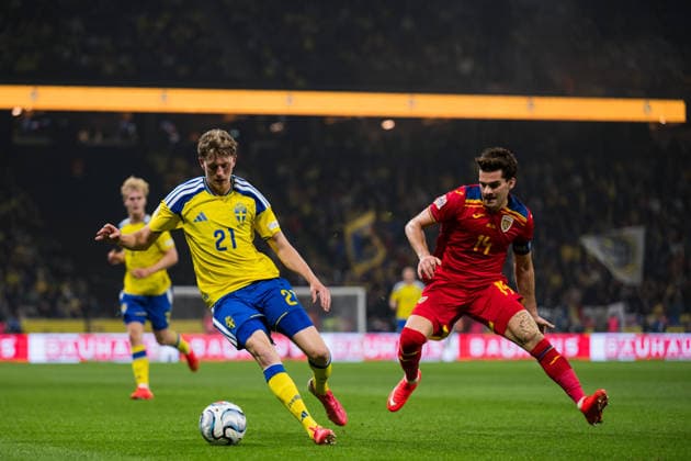 September 25, 2026: Alexander Bernhardsson of Sweden and Ianis Hagi of Romania during the Nations League soccer match between Sweden and Romania on September 25, 2026 in Stockholm. Photo: Emma Wallskog. BILDBYRAN code: EW JM0854 bbeng soccer football fotball Nations League UEFA Nations League Sweden Sweden A Romania  Copyright: EMMAxWALLSKOG BB260925EW061