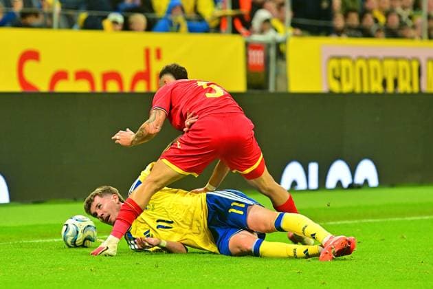 Strawberry Arena SOLNA, SWEDEN - SEPTEMBER 25: Patrik Walemark of Sweden and Virgil Ghita of Romania in the EUFA Nations League match between Sweden and Romania at Strawberry Arena on September 25, 2026 in Solna, Sweden. (Peter Sonander SPP) Copyright: xx spp-en-PeSo-20260925_SPP_PeterSonander_0474