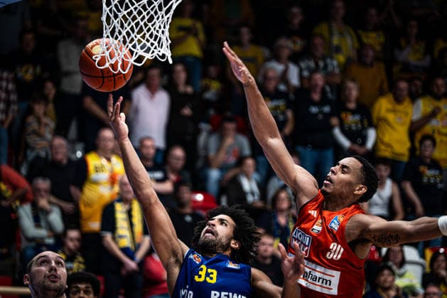 easyCredit BBL Phoenix Hagen vs. ratiopharm ulm, Hagen, September 25, 2026, Ischelandhalle Hagen Trenton Gibson 33, Phoenix Hagen, SG on a layup, defended by Jaylen Sims 30, ratiopharm ulm, SG easyCredit BBL Phoenix Hagen vs. ratiopharm ulm, Hagen, September 25, 2026, Ischelandhalle Hagen Copyright: xBEAUTIFULxSPORTS Piepenstockx