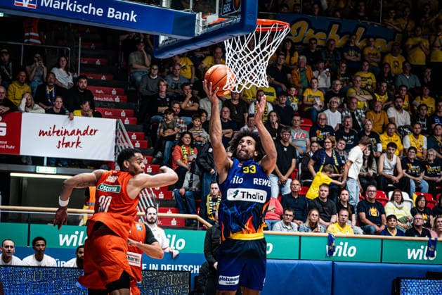 easyCredit BBL Phoenix Hagen vs. ratiopharm Ulm, Hagen, September 25, 2026, Ischelandhalle Hagen Trenton Gibson 33, Phoenix Hagen, SG, with a layup against Jaylen Sims 30, ratiopharm ulm, SG easyCredit BBL Phoenix Hagen vs. ratiopharm ulm, Hagen, September 25, 2026, Ischelandhalle Hagen Copyright: xBEAUTIFULxSPORTS Piepenstockx