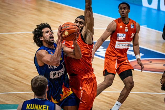 easyCredit BBL Phoenix Hagen vs. ratiopharm Ulm, Hagen, September 25, 2026, Ischelandhalle Hagen: Trenton Gibson 33, Phoenix Hagen, SG driving to the basket, defended by Armel Traore 94, ratiopharm ulm, C; easyCredit BBL Phoenix Hagen vs. ratiopharm ulm, Hagen, September 25, 2026, Ischelandhalle Hagen Copyright: xBEAUTIFULxSPORTS Piepenstockx