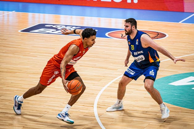 easyCredit BBL Phoenix Hagen vs. ratiopharm ulm, Hagen, September 25, 2026, Ischelandhalle, Hagen Tim Uhlemann 21, Phoenix Hagen, PF on defense Michael Rataj 12, ratiopharm ulm, PF easyCredit BBL Phoenix Hagen vs. ratiopharm ulm, Hagen, September 25, 2026, Ischelandhalle, Hagen Copyright: xBEAUTIFULxSPORTS Piepenstockx