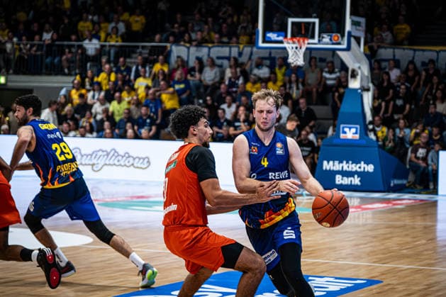 easyCredit BBL Phoenix Hagen vs. ratiopharm ulm, Hagen, September 25, 2026, Ischelandhalle Hagen Bjarne Kraushaar 4, Phoenix Hagen, PG defended by Adam Atamna 0, ratiopharm ulm, PG easyCredit BBL Phoenix Hagen vs. ratiopharm ulm, Hagen, September 25, 2026, Ischelandhalle Hagen Copyright: xBEAUTIFULxSPORTS Piepenstockx