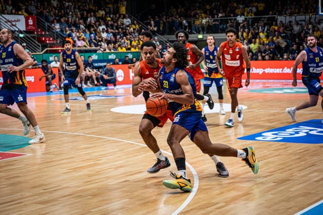 easyCredit BBL Phoenix Hagen vs. ratiopharm Ulm, Hagen, September 25, 2026, Ischelandhalle, Hagen: Trenton Gibson 33, Phoenix Hagen, SG driving to the basket; easyCredit BBL: Phoenix Hagen vs. ratiopharm Ulm, Hagen, September 25, 2026, Ischelandhalle, Hagen Copyright: xBEAUTIFULxSPORTS Piepenstockx