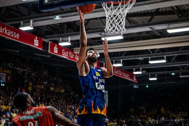 easyCredit BBL Phoenix Hagen vs. ratiopharm ulm, Hagen, September 25, 2026, Ischelandhalle Hagen: Tyler Polley 12 (Phoenix Hagen, SF) makes a layup against Armel Traore 94 (ratiopharm ulm, C). easyCredit BBL: Phoenix Hagen vs. ratiopharm ulm, Hagen, September 25, 2026, Ischelandhalle Hagen Copyright: xBEAUTIFULxSPORTS Piepenstockx