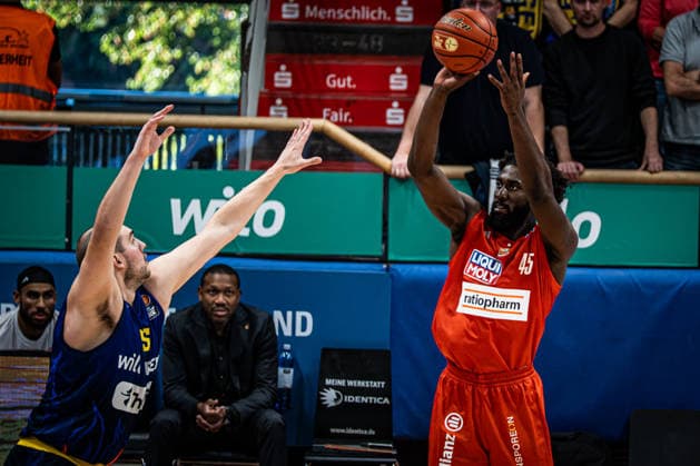 easyCredit BBL Phoenix Hagen vs. ratiopharm ulm, Hagen, September 25, 2026, Ischelandhalle, Hagen: Oluwasimisola Shittu 45, ratiopharm ulm, C, with a three-pointer; easyCredit BBL Phoenix Hagen vs. ratiopharm ulm, Hagen, September 25, 2026, Ischelandhalle, Hagen Copyright: xBEAUTIFULxSPORTS Piepenstockx