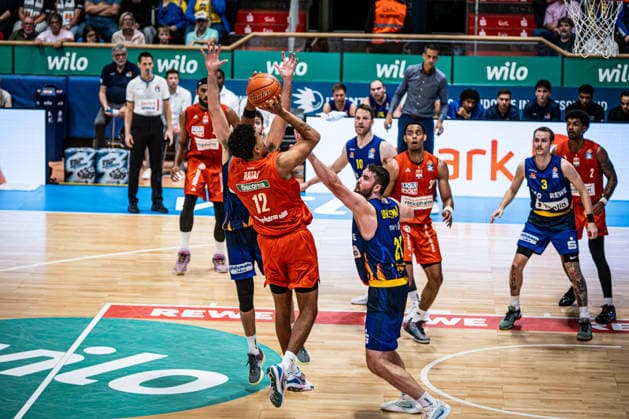 easyCredit BBL Phoenix Hagen vs. ratiopharm ulm, Hagen, September 25, 2026, Ischelandhalle, Hagen: Michael Rataj (12), ratiopharm Ulm, PF, shooting, defended by Tim Uhlemann (21), Phoenix Hagen, PF; easyCredit BBL Phoenix Hagen vs. ratiopharm Ulm, Hagen, September 25, 2026, Ischelandhalle, Hagen Copyright: xBEAUTIFULxSPORTS Piepenstockx