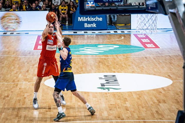 easyCredit BBL Phoenix Hagen vs. ratiopharm ulm, Hagen, September 25, 2026, Ischelandhalle Hagen: Devin Schmidt 8, ratiopharm Ulm, shooting guard taking a three-pointer, defended by Adam Kunkel 3, Phoenix Hagen, shooting guard; easyCredit BBL Phoenix Hagen vs. ratiopharm Ulm, Hagen, September 25, 2026, Ischelandhalle Hagen Copyright: xBEAUTIFULxSPORTS Piepenstockx