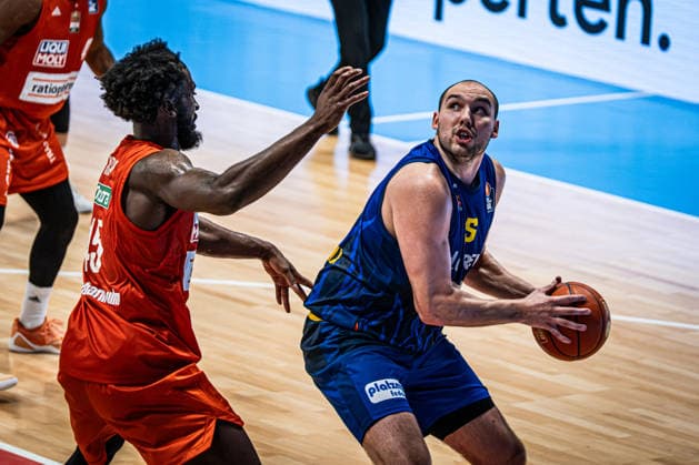 easyCredit BBL Phoenix Hagen vs. ratiopharm ulm, Hagen, September 25, 2026, Ischelandhalle Hagen: Cameron Krutwig 25, Phoenix Hagen, PF, defended by Oluwasimisola Shittu 45, ratiopharm ulm, C; easyCredit BBL Phoenix Hagen vs. ratiopharm ulm, Hagen, September 25, 2026, Ischelandhalle Hagen Copyright: xBEAUTIFULxSPORTS Piepenstockx