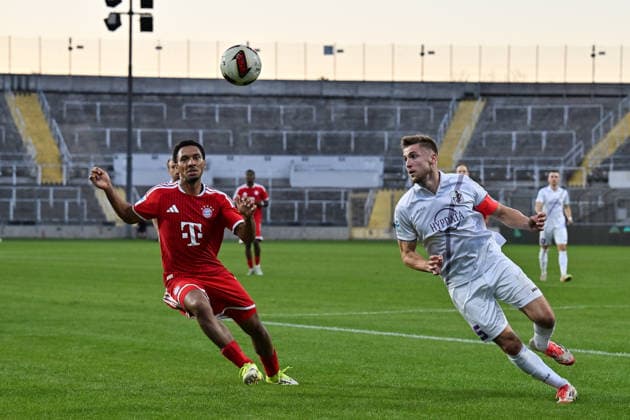 Bavarian Regional League: FC Bayern Munich II vs. TSV Schwaben Augsburg, September 25, 2026, MUNICH, GERMANY September 25: Vincent MANUBA of FC Bayern Munich II and Dennis RUISINGER of TSV Schwaben Augsburg face off during the Bavarian Regional League match between the FC Bayern amateurs and TSV Schwaben Augsburg on Matchday 11 at Grünwalder Stadium Copyright: xBEAUTIFULxSPORTS Goldbergx