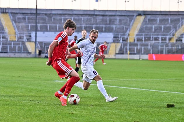 Bavarian Regional League: FC Bayern Munich II vs. TSV Schwaben Augsburg, September 25, 2026, MUNICH, GERMANY September 25: A showdown between Guido DELLA ROVERE of FC Bayern Munich II (No. 7) and Felix SCHWARZHOLZ of TSV Schwaben Augsburg (No. 8) during the Bavarian Regional League match between FC Bayern’s amateur team and TSV Schwaben Augsburg on Matchday 11 at the GrünwalStadium Copyright: xBEAUTIFULxSPORTS Goldbergx