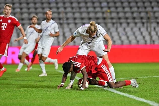 Bavarian Regional League: FC Bayern Munich II vs. TSV Schwaben Augsburg, September 25, 2026, MUNICH, GERMANY September 25: Allen Junior LAMBE of FC Bayern Munich II (No. 8) and Rasmus FACKLER STAMM of TSV Schwaben Augsburg (No. 11) face off during the Bavarian Regional League match between the FC Bayern amateurs and TSV Schwaben Augsburg on Matchday 11 at the Grünwalder Stadium Copyright: xBEAUTIFULxSPORTS Goldbergx