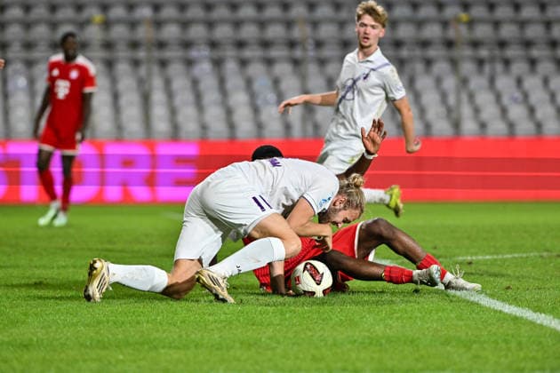 Bavarian Regional League: FC Bayern Munich II vs. TSV Schwaben Augsburg, September 25, 2026, MUNICH, GERMANY September 25: Allen Junior LAMBE of FC Bayern Munich II (No. 8) and Rasmus FACKLER STAMM of TSV Schwaben Augsburg (No. 11) face off during the Bavarian Regional League match between the FC Bayern amateurs and TSV Schwaben Augsburg on Matchday 11 at the Grünwalder Stadium Copyright: xBEAUTIFULxSPORTS Goldbergx