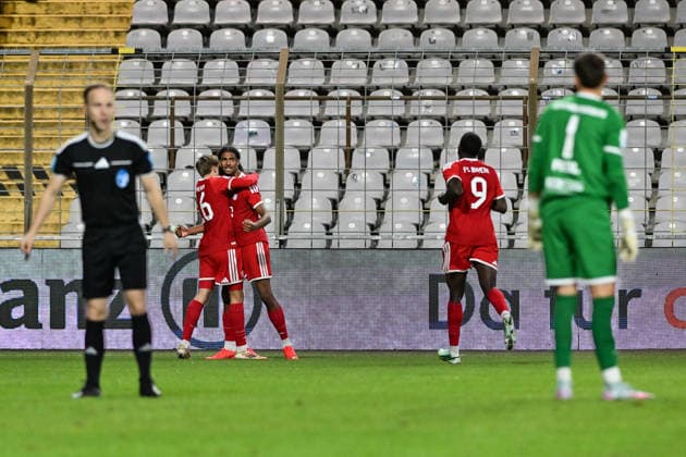 Bavarian Regional League FC Bayern Munich II TSV Schwaben Augsburg September 25, 2026 MUNICH, GERMANY September 25 Bayern players celebrate after Noah CODJO EVORA scores the 2–1 goal FC Bayern Munich II 11 Goal Scorers Joy Happy during the Bavarian Regional League match between FC Bayern’s amateur team and TSV Schwaben Augsburg on the 11that the Grünwalder Stadium Copyright: xBEAUTIFULxSPORTS Goldbergx