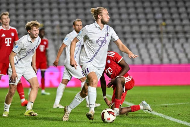 Bavarian Regional League: FC Bayern Munich II vs. TSV Schwaben Augsburg, September 25, 2026, MUNICH, GERMANY, September 25: Allen Junior LAMBE (FC Bayern Munich II, No. 8) and Rasmus FACKLER STAMM (TSV Schwaben Augsburg, No. 11) face off during the Bavarian Regional League match between FC Bayern’s amateur team and TSV Schwaben Augsburg on Matchday 11 at the Grünwalder Stadium Copyright: xBEAUTIFULxSPORTS Goldbergx