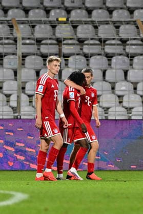 Bavarian Regional League FC Bayern Munich II TSV Schwaben Augsburg September 25, 2026 MUNICH, GERMANY September 25 Bayern players celebrate after Oluwaseyi WILSON scores the 4–3 goal for FC Bayern Munich 20 Goal Scorers Joy Happy during the Bavarian Regional League match between FC Bayern’s amateurs and TSV Schwaben Augsburg on the 11th matchday at Grünwalder Stadium Copyright: xBEAUTIFULxSPORTS Goldbergx