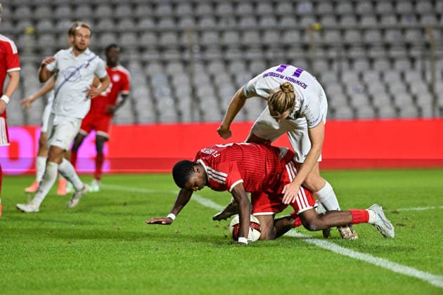 Bavarian Regional League: FC Bayern Munich II vs. TSV Schwaben Augsburg, September 25, 2026, MUNICH, GERMANY September 25: Allen Junior LAMBE of FC Bayern Munich II (No. 8) and Rasmus FACKLER STAMM of TSV Schwaben Augsburg (No. 11) face off during the Bavarian Regional League match between the FC Bayern amateurs and TSV Schwaben Augsburg on Matchday 11 at the Grünwalder Stadium Copyright: xBEAUTIFULxSPORTS Goldbergx