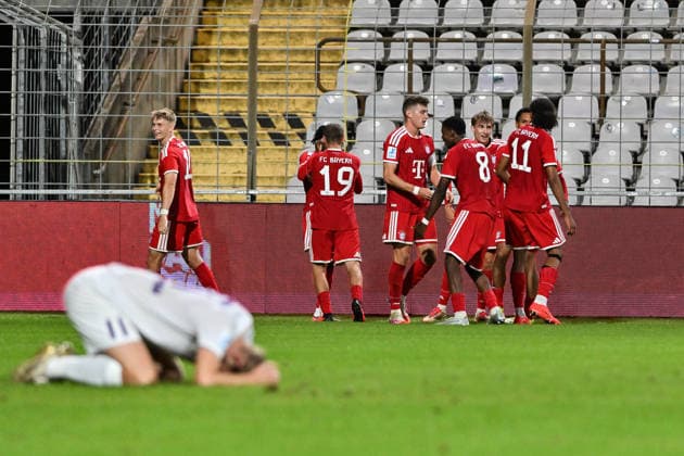 Bavarian Regional League FC Bayern Munich II TSV Schwaben Augsburg September 25, 2026 MUNICH, GERMANY September 25 Bayern players celebrate after Oluwaseyi WILSON scores the 4–3 goal for FC Bayern Munich 20 Goal Scorers Joy Happy during the Bavarian Regional League match between FC Bayern’s amateurs and TSV Schwaben Augsburg on the 11th matchday at Grünwalder Stadium Copyright: xBEAUTIFULxSPORTS Goldbergx