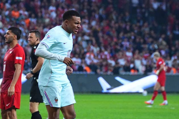 KOCAELI , TURKEY , SEPTEMBER 25 : Kylian Mbappe (10) of France injured and substituted immediately after scoring his goal during the UEFA Nations A League Group 1 match between Turkey and France at Kocaeli Turca Stadium on September 25, 2026 , in Kocaeli Turkey . ( Photo by Seskimphoto ) Kocaeli TURKEY Kocaeli TURKEY Copyright: xSeskimphotox Turkiye-France-2509 (206)