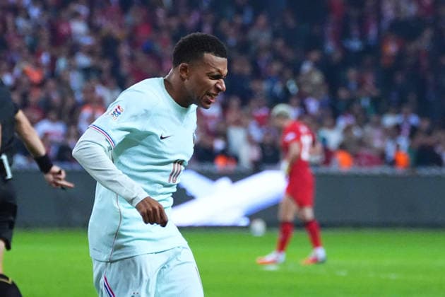 KOCAELI , TURKEY , SEPTEMBER 25 : Kylian Mbappe (10) of France injured and substituted immediately after scoring his goal during the UEFA Nations A League Group 1 match between Turkey and France at Kocaeli Turca Stadium on September 25, 2026 , in Kocaeli Turkey . ( Photo by Seskimphoto ) Kocaeli TURKEY Kocaeli TURKEY Copyright: xSeskimphotox Turkiye-France-2509 (207)