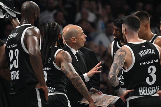 Partizan Mozzart Bet Belgrade v Armani Olimpia Milan - Euroleague BELGRADE, SERBIA - SEPTEMBER 25: Head coach Joan Pennaroya of Partizan Mozzart Bet Belgrade gives tactics during the Euroleague Basketball Regular Season Round 1 game between Partizan Mozzart Bet Belgrade v Armani Olimpia Milan at Belgrade Arena on September 25, 2026 in Belgrade, Serbia. Filip Stevanovic Anadolu Belgrade Serbia. Editorial use only. Please get in touch for any other usage.  Copyright: x2026xAnadoluxFilipxStevanovicx