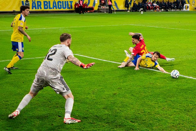 September 25, 2026: Victor Nilsson Lindelöf, goalkeeper Viktor Johansson, and Hjalmar Ekdal of Sweden are challenged by Dennis Man of Romania during the Nations League soccer match between Sweden and Romania on September 25, 2026 in Stockholm. Photo by Joel Marklund, BILDBYRAN. Code: JM JM0854 bbeng soccer football fotball Nations League UEFA Nations League Sweden Sweden A Romania  Copyright: JOELxMARKLUND BB260925JM079