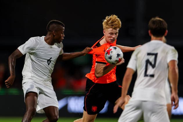DEVENTER, NETHERLANDS - SEPTEMBER 25: Tobias Saliou Moi Sene of Norway U21, U 21 and Kees Smit of the Netherlands U21 battle for possession during the U21 European Championship, EM, Europameisterschaft Qualification match at Stadion De Adelaarshorst on September 25, 2026 in Deventer, Netherlands.  Copyright: xRenexNijhuis MBxMediax