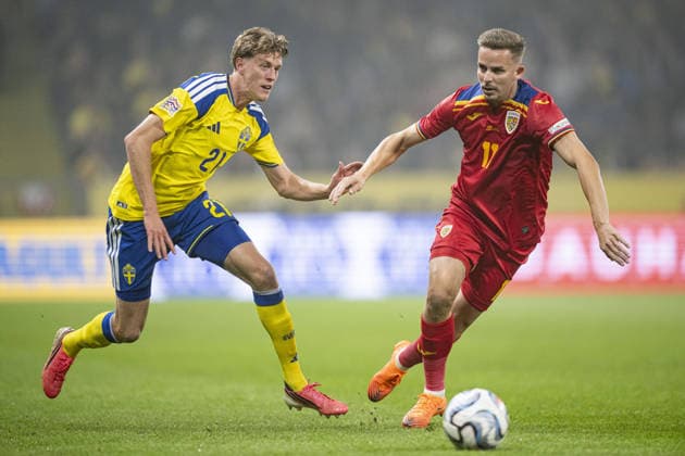 STOCKHOLM, SWEDEN - SEPTEMBER 25: Alexander Bernhardsson of Sweden and Nicusor Bancu of Romania during the Nations league soccer game between Sweden and Romania on Strawberry Arena in Stockholm, Sweden on September 25. Copyright: xPhilipxKangasx xSPPx Sportspressphoto_SPR239570