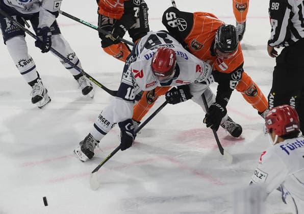 Eric Cornel, Schwenninger Wild Wings; Tyler Gaudet, Grizzlys Wolfsburg; Ice Hockey, DEL, Penny DEL, Men, 2026–2027 Season: Grizzlys Wolfsburg vs. Schwenninger Wild Wings, 3–4 in overtime