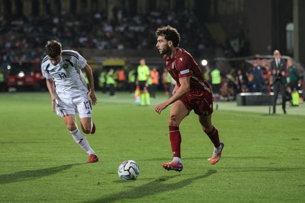 Nair Tiknizyan of Armenia runs with the ball during the UEFA Nations League match between Armenia and Latvia at the Vazgen Sargsyan Republican Stadium in Yerevan, Armenia, on September 25, 2026. Yerevan Vazgen Sargsyan Republican Stadium, Charents street, Kentron, Yerevan, 0070, Armenia Armenia Copyright: xArturxStabulnieksx 1681519
