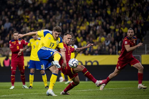 STOCKHOLM, SWEDEN - SEPTEMBER 25: Viktor Gyökeres of Sweden and Virgil Ghita of Romania during the Nations league soccer game between Sweden and Romania on Strawberry Arena in Stockholm, Sweden on September 25. Copyright: xPhilipxKangasx xSPPx Sportspressphoto_SPR239626