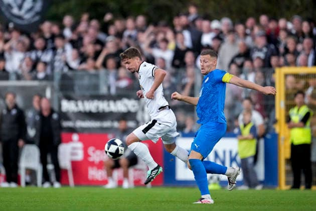 From left: Niklas Tarnat (SVS), 6; Marcel Carl (FC Astoria), 9, captain; tackle, game scene, duel, tackle, tackling, dynamism, action, 09 25 2026, Walldorf, Germany, soccer, Regionalliga Südwest, FC Astoria Walldorf vs. SV Sandhausen xozx
