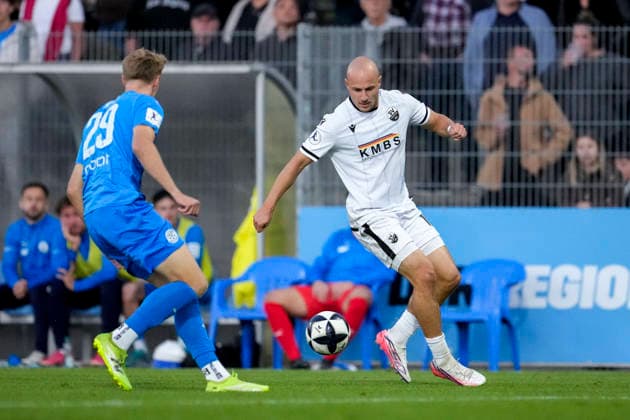 From left: Marvin Mutz (FC Astoria), 29; Felix Lohkemper (SVS), 10; tackle, game scene, duel, tackle, tackling, dynamism, action, 09 25 2026, Walldorf, Germany, soccer, Regionalliga Südwest, FC Astoria Walldorf vs. SV Sandhausen xozx
