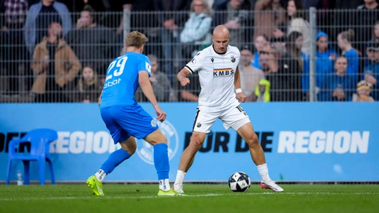 From left: Marvin Mutz (FC Astoria), 29; Felix Lohkemper (SVS), 10; tackle, game scene, duel, tackle, tackling, dynamism, action, 09 25 2026, Walldorf, Germany, soccer, Regionalliga Südwest, FC Astoria Walldorf vs. SV Sandhausen xozx