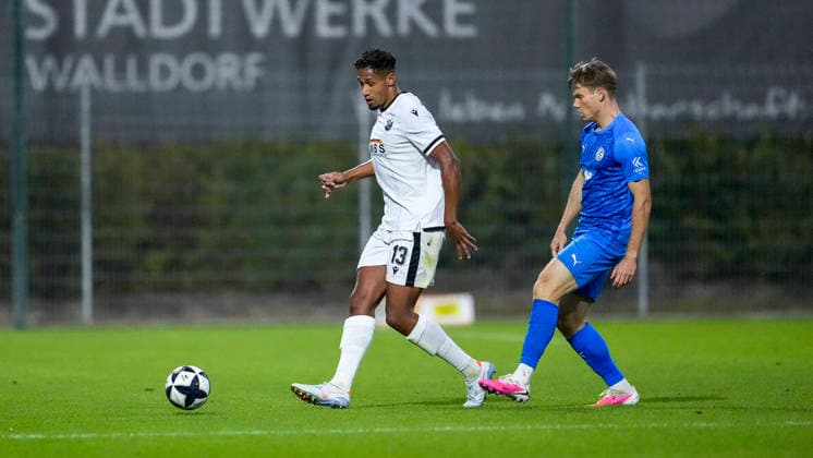 From left: Yannick Osee (SVS), 13, Felix Kendel (FC Astoria), 11, tackle, game scene, duel, tackle, tackling, dynamic, action, 09 25 2026, Walldorf, Germany, soccer, Regionalliga Südwest, FC Astoria Walldorf vs. SV Sandhausen xozx