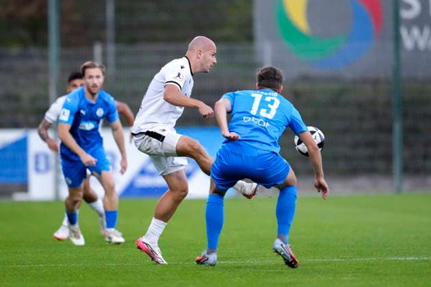 From left: Felix Lohkemper (SVS), 10, Emilian Lässig (FC Astoria), 13, tackle, game play, duel, tackle, tackling, dynamic, action, 09 25 2026, Walldorf, Germany, soccer, Regionalliga Südwest, FC Astoria Walldorf vs. SV Sandhausen xozx