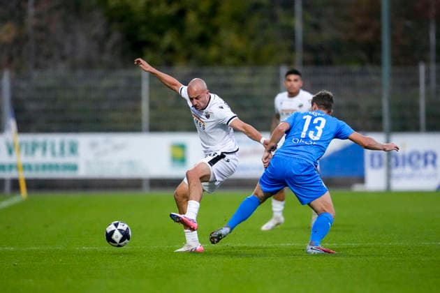 From left: Felix Lohkemper (SVS), 10, Emilian Lässig (FC Astoria), 13, tackle, game scene, duel, tackle, tackling, dynamic, action, 09 25 2026, Walldorf, Germany, soccer, Regionalliga Südwest, FC Astoria Walldorf vs. SV Sandhausen xozx