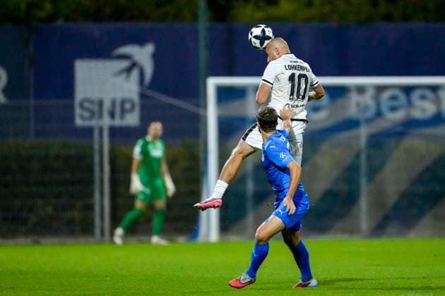 From left: Felix Lohkemper (SVS), 10, Emilian Lässig (FC Astoria), 13, during a header, header duel, game scene, aerial duel, action, September 25, 2026, Walldorf, Germany, soccer, Regionalliga Südwest, FC Astoria Walldorf vs. SV Sandhausen xozx