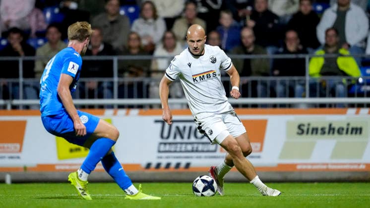 From left: Marvin Mutz (FC Astoria), 29; Felix Lohkemper (SVS), 10; action, game scene, September 25, 2026, Walldorf, Germany; soccer, Regionalliga Südwest, FC Astoria Walldorf vs. SV Sandhausen xozx
