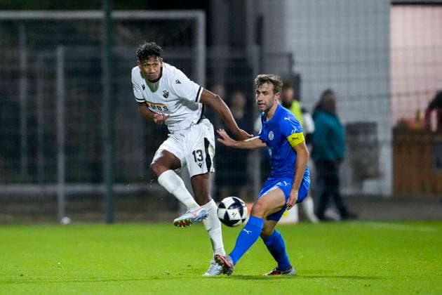 v li Yannick Osee SVS, 13, Emilian Lässig FC Astoria, 13, tackle, game scene, duel, tackle, tackling, dynamics, action, 09 25 2026, Walldorf, Germany, soccer, Regionalliga Südwest, FC Astoria Walldorf vs. SV Sandhausen xozx