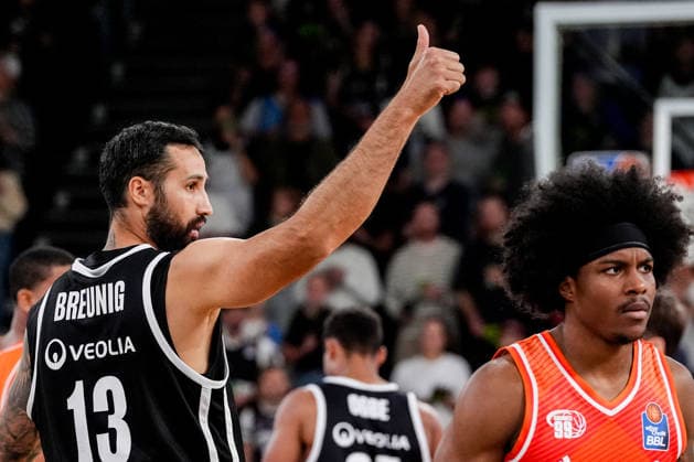 Germany s easyCredit Basketball Bundesliga, 2026–27 Regular Season, Matchday 2: Veolia Towers Hamburg vs. Niners Chemnitz at Inselpark Arena, Hamburg. Martin Breunig (Veolia Towers Hamburg), 13, thumbs up; Stefan Smith (NINERS Chemnitz), 2 Copyright: xStefanxTrochax